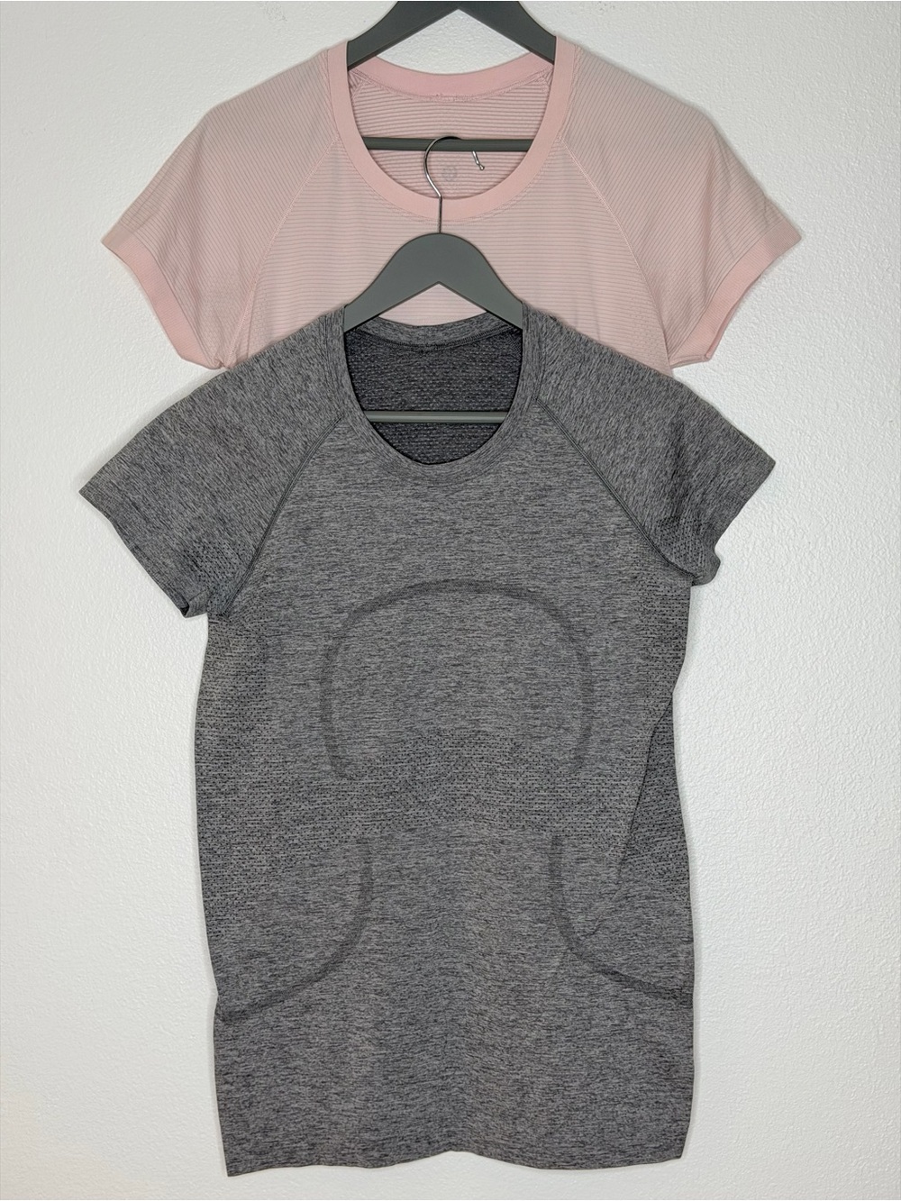 Lululemon Swiftly Tech Short Sleeve t-Shirt bundle Lot of 2 gray & light pink
